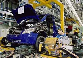 Producción de furgonetas en la planta de Mercedes Vitoria.