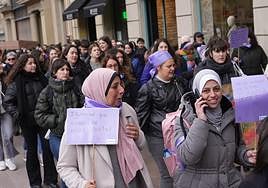 Un grupo de mujeres, durante la protesta matinal de este viernes.