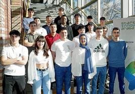Los cinco grupos finalistas en la categoría de 16-17 años tras exponer sus proyectos posan en la escalinata de la Facultad de Economía y Empresa de la UPV/EHU de la capital alavesa.