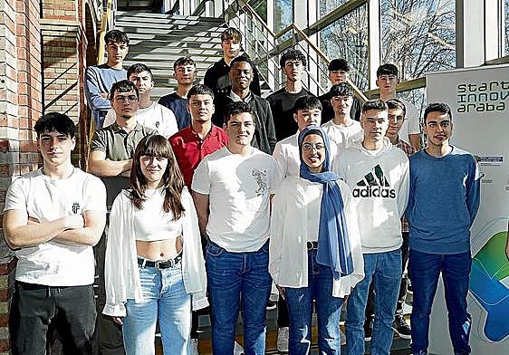 Los cinco grupos finalistas en la categoría de 16-17 años tras exponer sus proyectos posan en la escalinata de la Facultad de Economía y Empresa de la UPV/EHU de la capital alavesa.