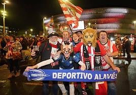 Aficionados del Alavés y el Athletic disfrutan del derbi liguero.