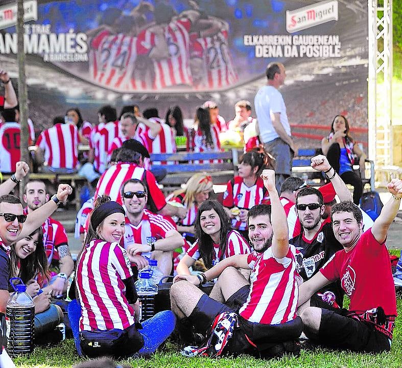 Aficionados rojiblancos en la Athletic Hiria de Barcelona.