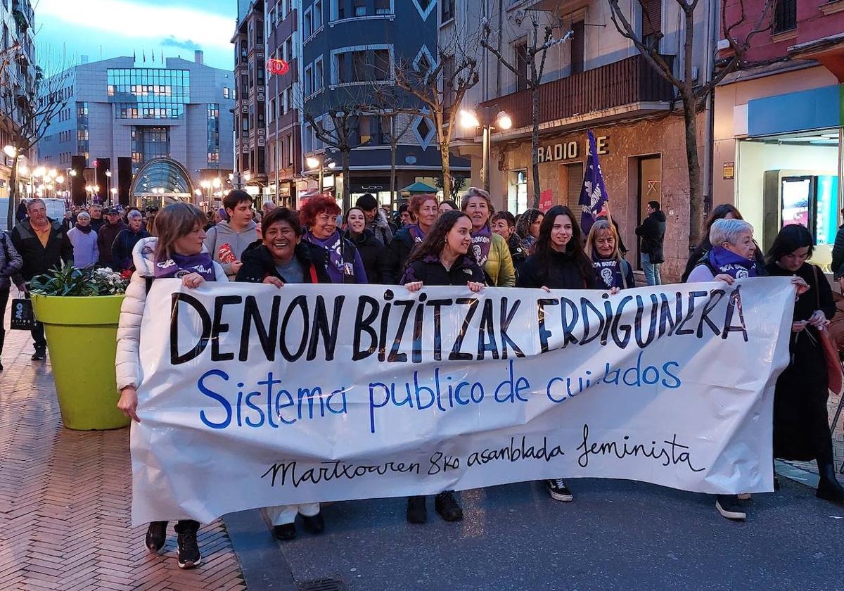 Una multitudinaria manifestación recorre las principales arterias de Barakaldo.