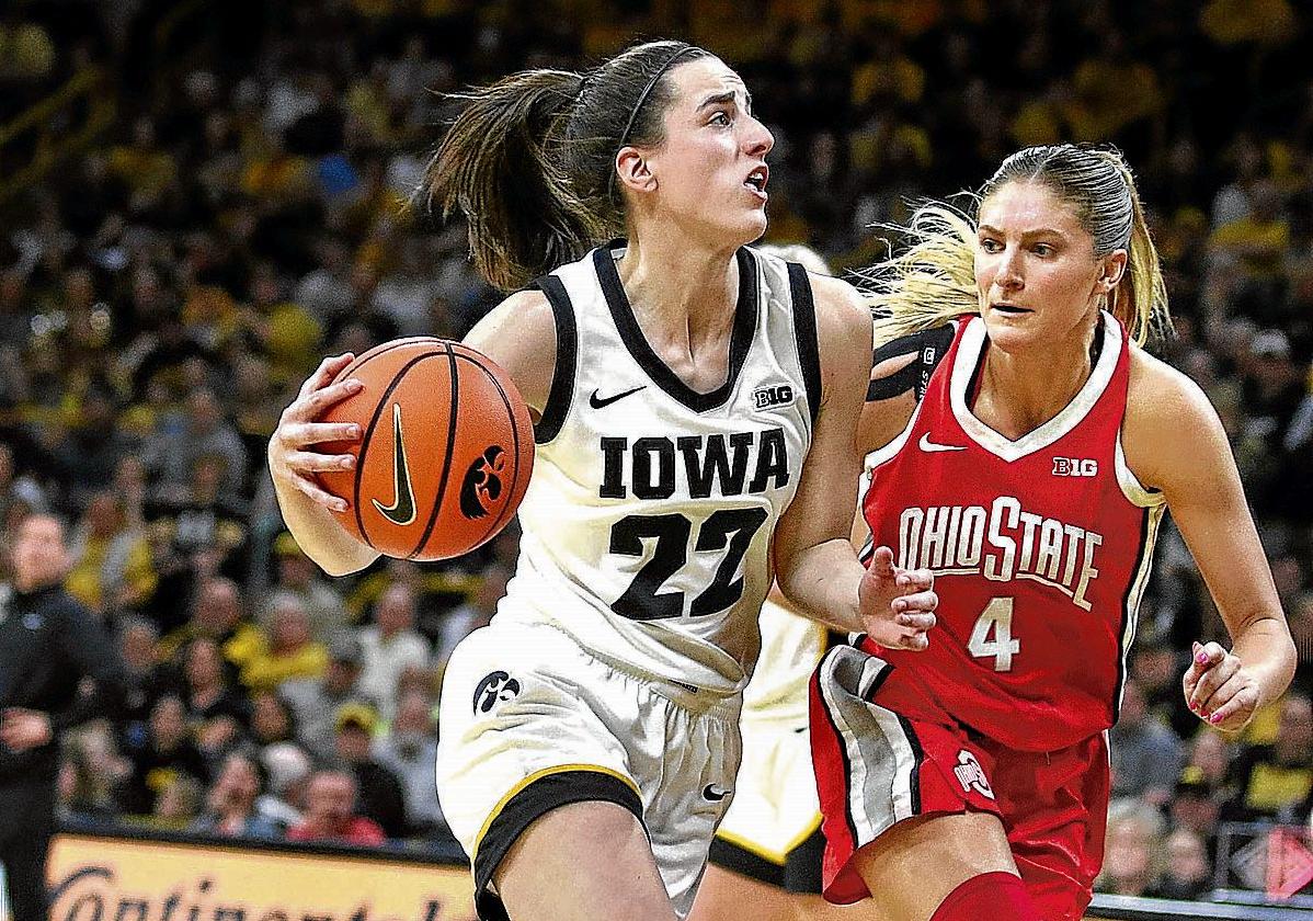 Caitlin Clark penetra contra Jacy Sheldon en el partido en el que superó el récord de Maravich.