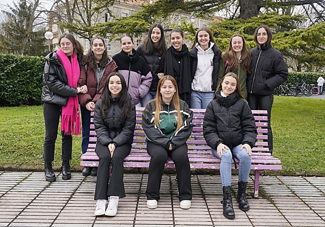 Un grupo de estudiantes, a la espera de participar en los actos del 8-M.