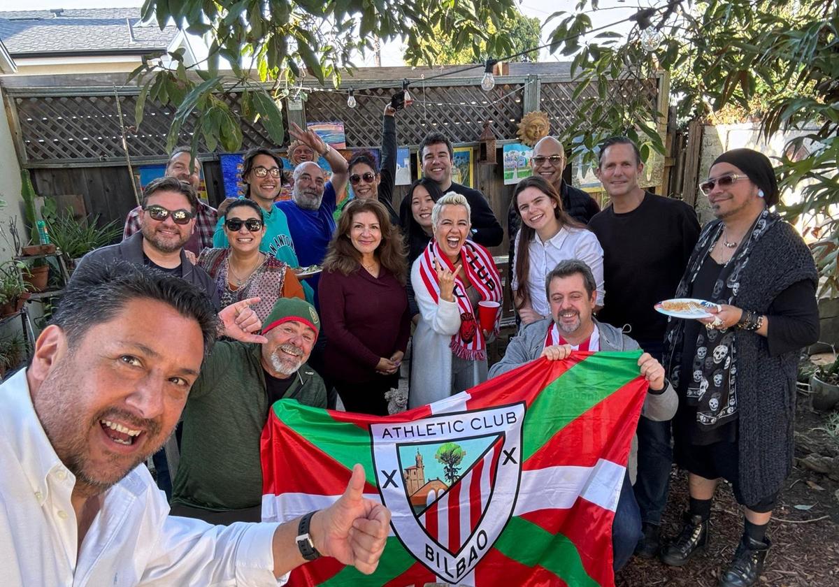 Guillermo, con el gorro del Athletic, y sus amigos celebran el pase a la final en su casa del barrio de Marvista (Los Angeles)