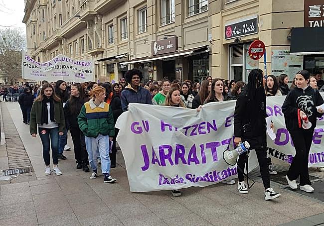 La manifestación, a su paso por la plaza de Los Fueros.
