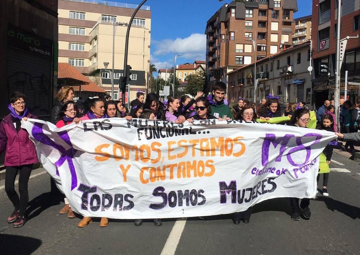 Imagen secundaria 1 - La comarca se tiñe de morado por la igualdad