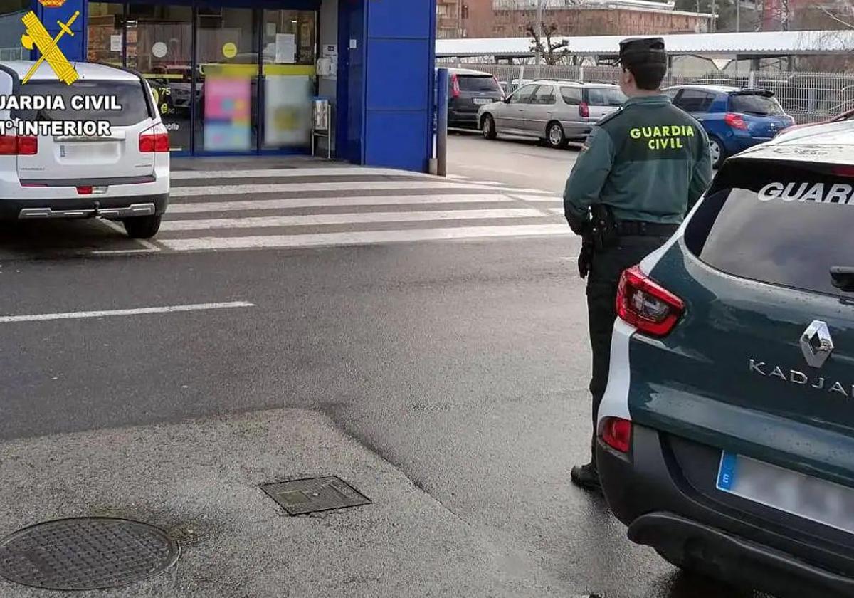 Investigan a una santanderina por llevarse 800 euros en aceite y conservas de un súper de Laredo