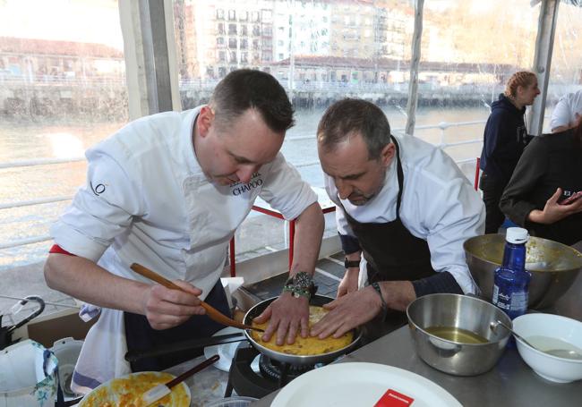 Alex Martínez y Guillermo Pérez, concentrados en la elaboración.