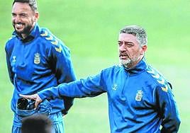 El líder. García Pimienta, entrenador de la UD Las Palmas, da instrucciones a sus jugadores.