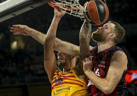 Matt Costello trata de frenar a Willy Hernangómez durante el choque de Euroliga que disputaron el Barcelona y el Baskonia en el Buesa el pasado noviembre.