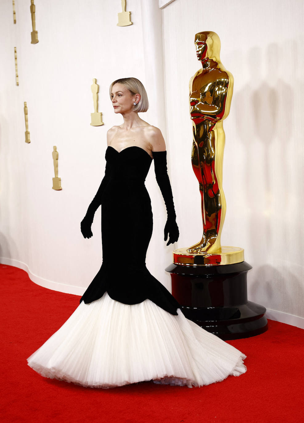 Carey Mulligan, impresionante con este vestido vintage de 1951 de Balenciaga. Se trata de un modelo bicolor de escote corazón y silueta sirena. Un DIEZ en mayúsculas. 