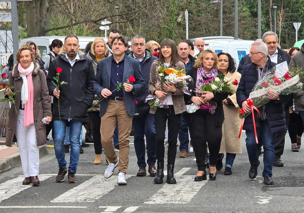 Cargos del PSE y la familia de Isaías Carrasco en el homenaje en recuerdo al exedil.