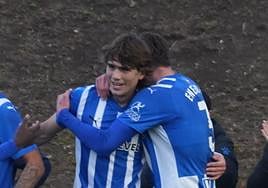 Julen Jon Guerrero es felicitado por sus compañeros tras lograr el 3-0.