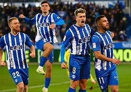 Carlos Vicente y Antonio Blanco festejan con Rioja el gol del extremo al Cádiz.
