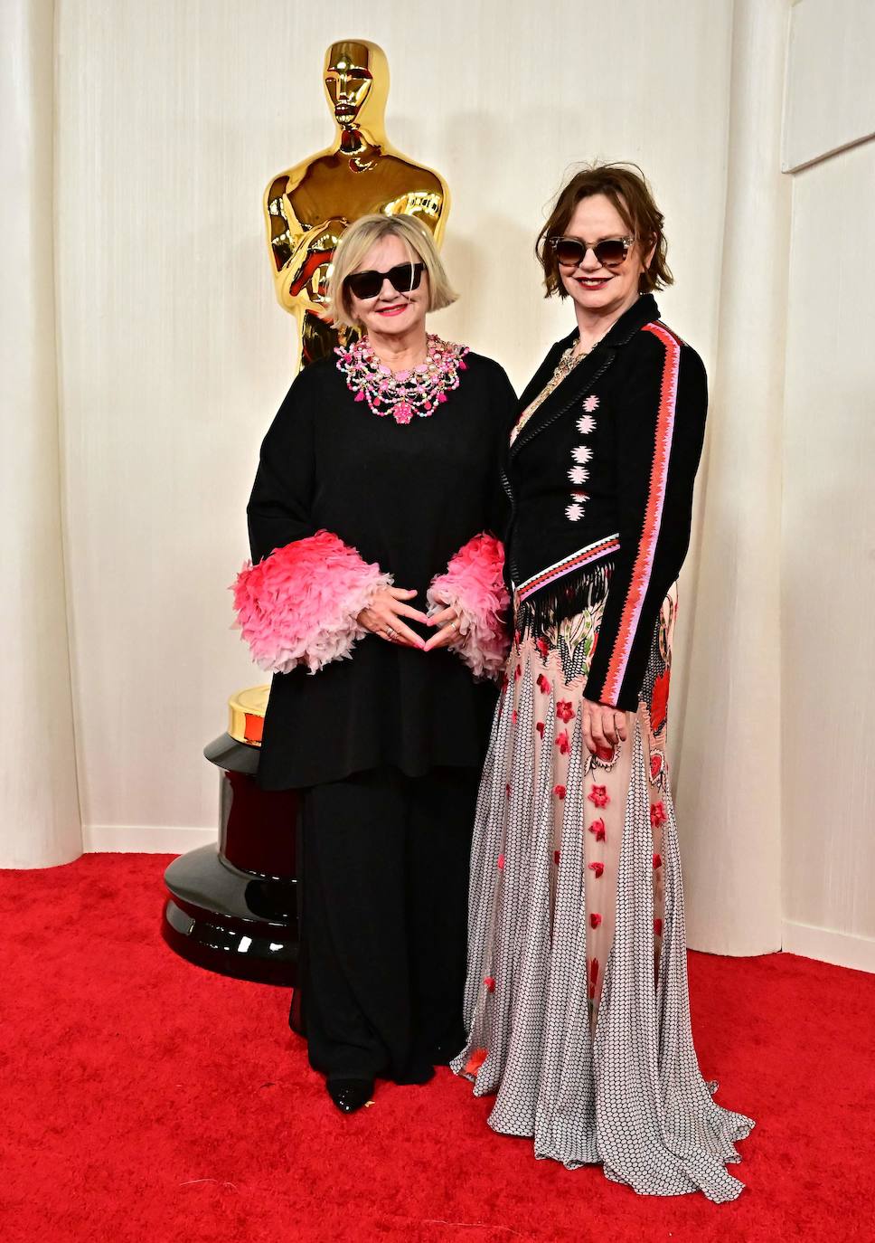 Fantásticas la diseñadora de producción Sarah Greenwood y la decoradora de sets Katie Spencer, nominadas por su trabajo en 'Barbie' en la categoría de mejor diseño de producción. Conjuntadas y divertidas. 