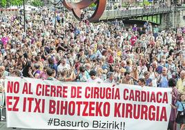 Cientos de personas se manifestaron en junio de 2022 contra el cierre del servicio de Cirugía Cardiaca del hospital de Basurto.