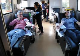 Voluntarios se prestan a donar plasma en un autobús del Banco de Sangre.