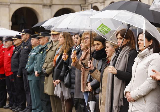 Minuto de silencio ante el Ayuntamiento de Vitoria.