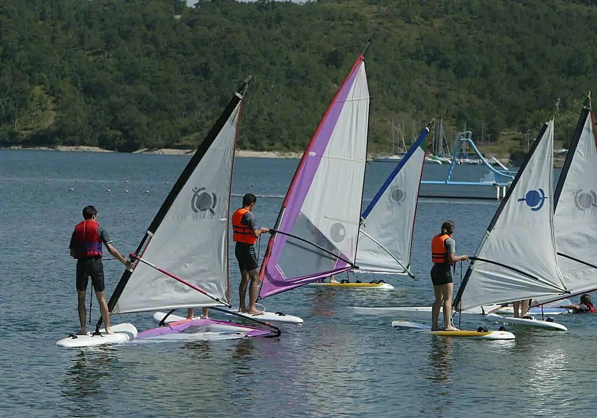 Las actividades náuticas en la isla de Zuatza son un clásico del verano.