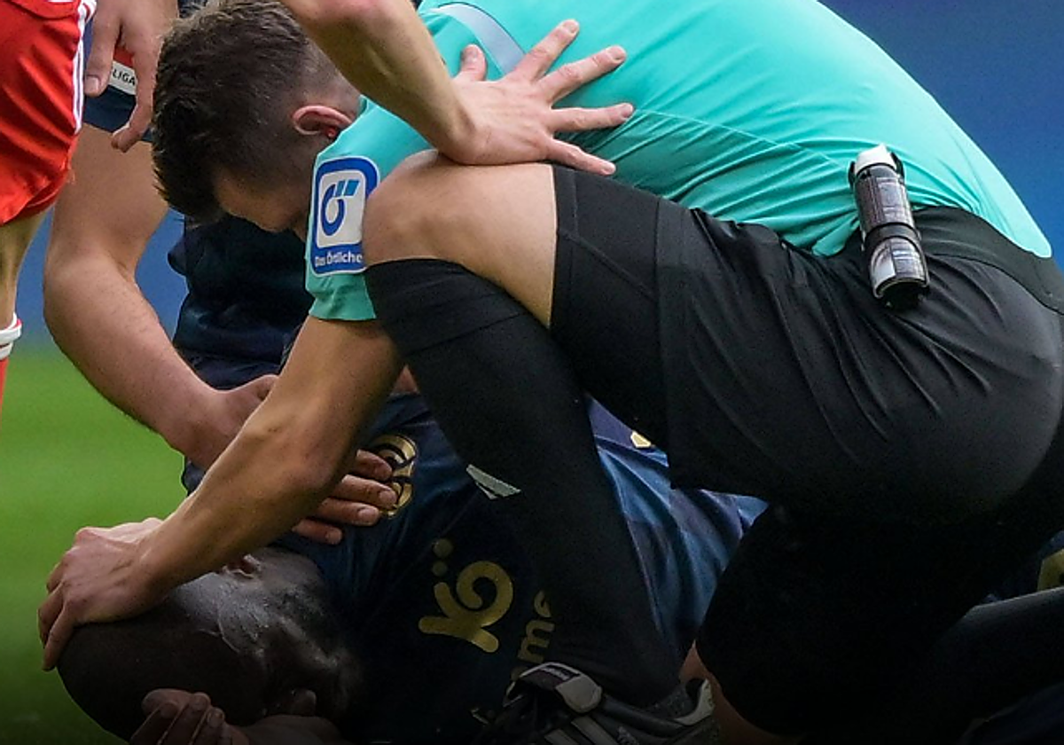 Tremendo susto en la Bundesliga: el árbitro le salva la vida a un ex del Atlético de Madrid