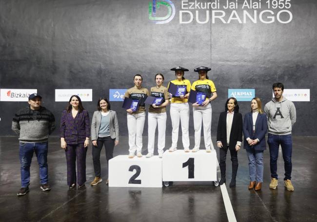 Las campeonas y subcampeonas posan en el podio con los representantes institucionales.