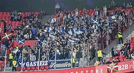 La afición del Alavés anima en San Mamés en el partido de Copa.