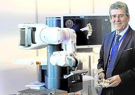 El jefe de Neurocirugía de Cruces, Iñigo Pomposo, presenta en el congreso 'Neuro-raquis' el robot quirúrgico Alaya, hecho en Euskadi