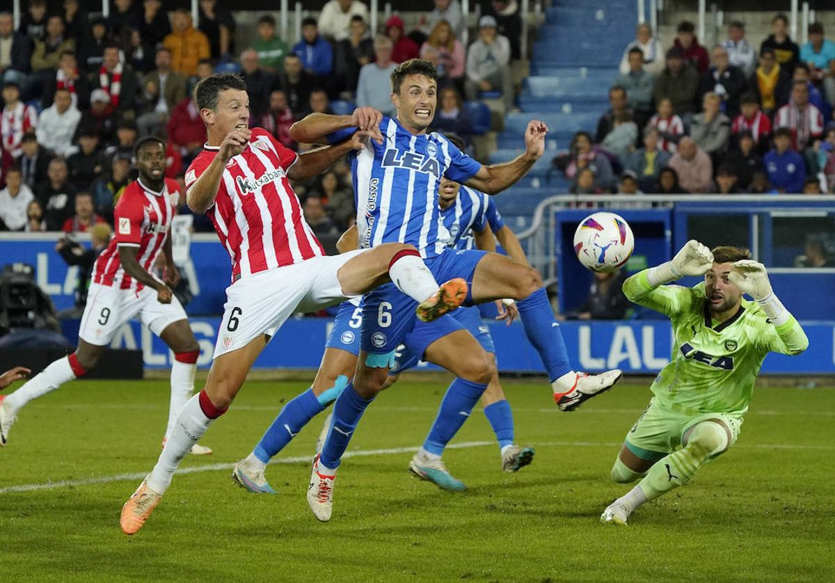 Los vitorianos Mikel Vesga y Ander Guevara pelean por la pelota en el Alavés-Athletic.