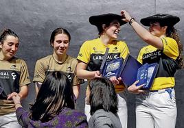 Erika coloca la txapela a Maialen, durante la ceremonia de entrega de premios del Winter femenino disputado en Durango.