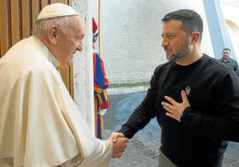 El Papa estrecha la mano de Zelenski durante la recepción que le ofreció en el Vaticano durante su visita a Roma en mayo de 2023.