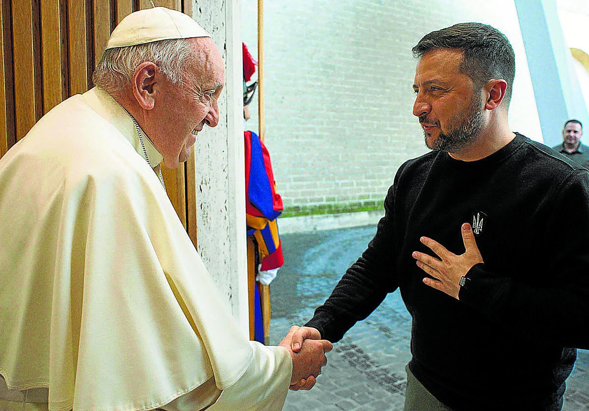 El Papa estrecha la mano de Zelenski durante la recepción que le ofreció en el Vaticano durante su visita a Roma en mayo de 2023.