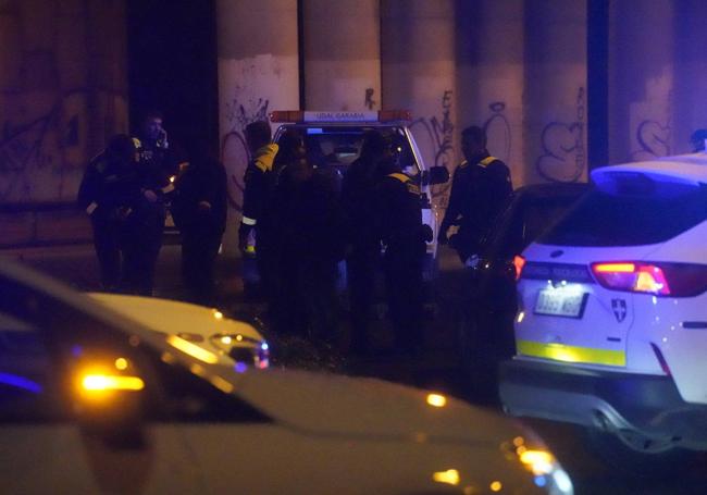 Agentes locales durante la intervención del coche interceptado.