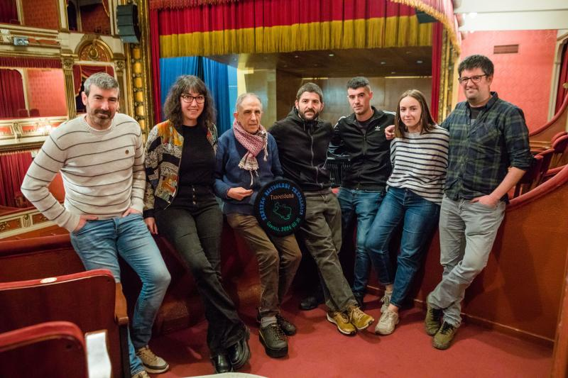 Los seis finalistas en el Teatro Principal de Vitoria.