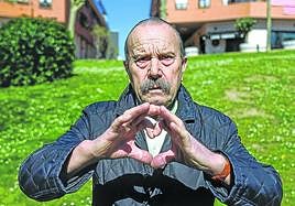 Iñaki Romanos, que sobrevivió a un infarto hace ya 18 años, dibuja un corazón con los dedos de sus manos.