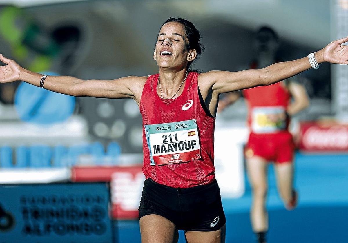 Maayouf alza los brazos victoriosa el día que batió el récord de España.