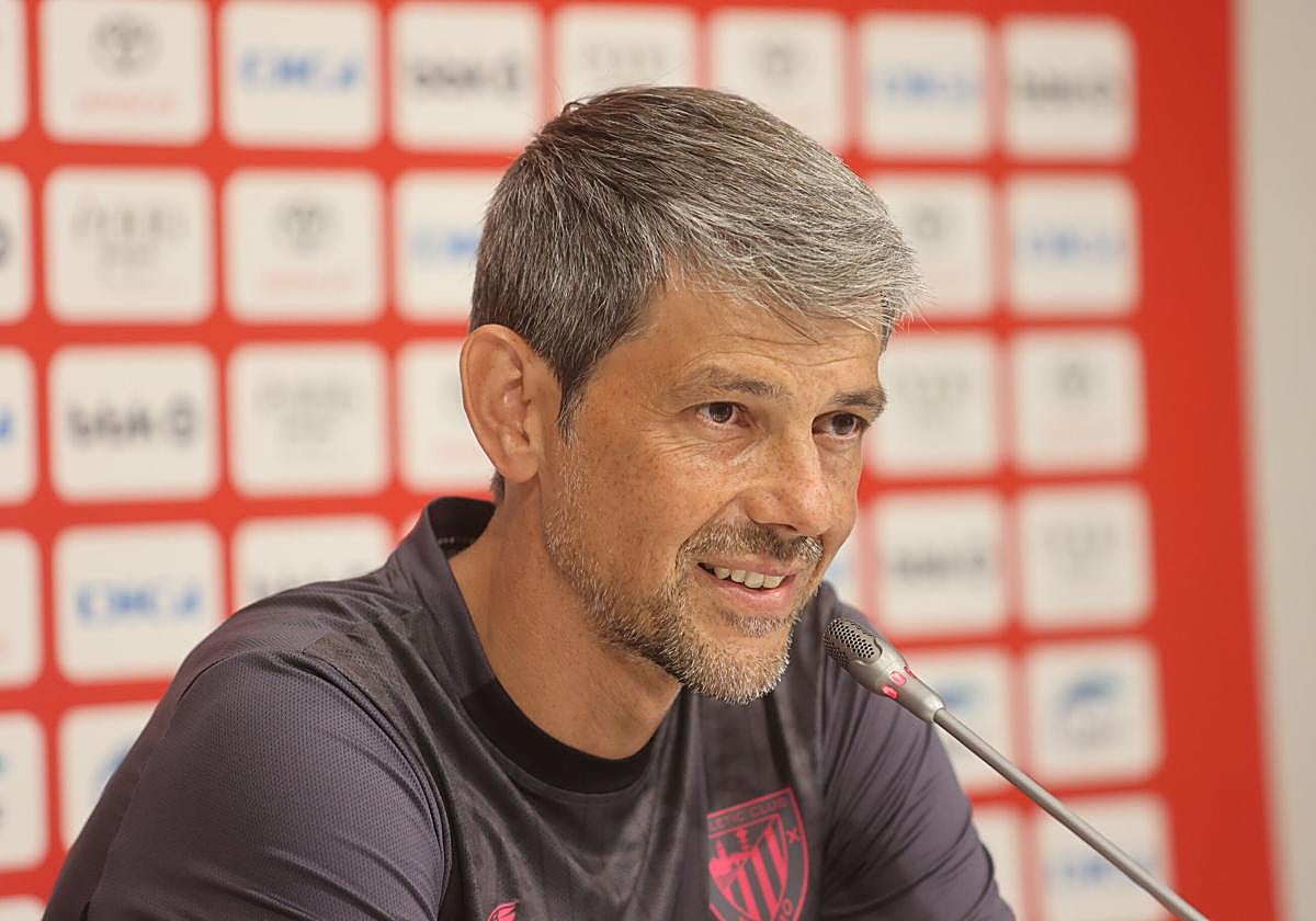 David Aznar, Entrenador del Athletic femenino, durante una rueda de prensa