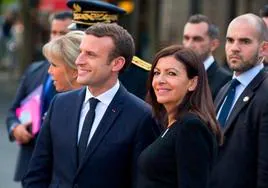El presidente de Francia, Emmanuelle Macron, y la alcaldesa de París, Anne Hidalgo.