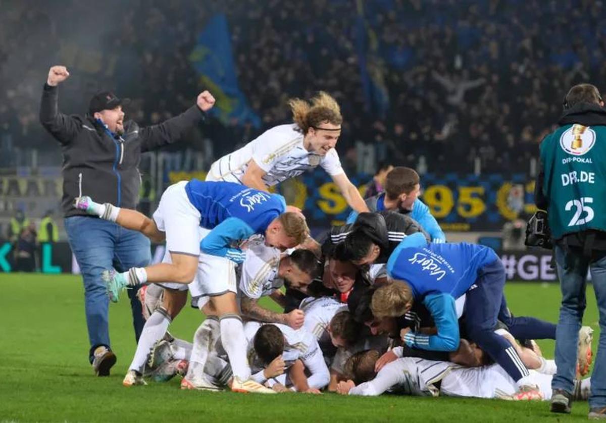 Los jugadores del Saarbrücken enloquecen tras derrotar al Bayern en segunda ronda.