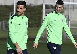 Yuri Berchiche y Oihan Sancet durante un entrenamiento del Athletic en Lezama.