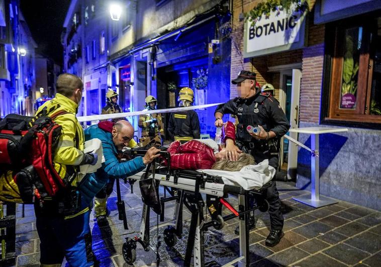 Los bomberos de Vitoria inspeccionan el interior del local donde se ha producido el derrumbe.