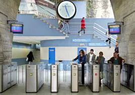 Tornos de entrada de la estación de Euskotren de San Nicolás