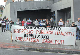 Una de las protestas protagonizada por los vecinos por el cierre del consultorio medico de Berriatua.