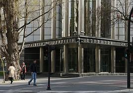 Entrada principal del Palacio de Justicia de Vitoria.