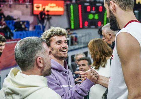 Griezmann saluda a Mirotic antes del arranque del partido.