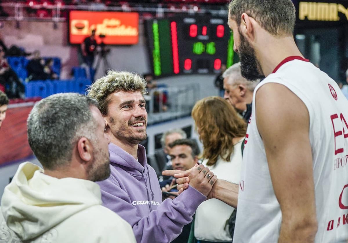 Griezmann saluda a Mirotic antes del arranque del partido.