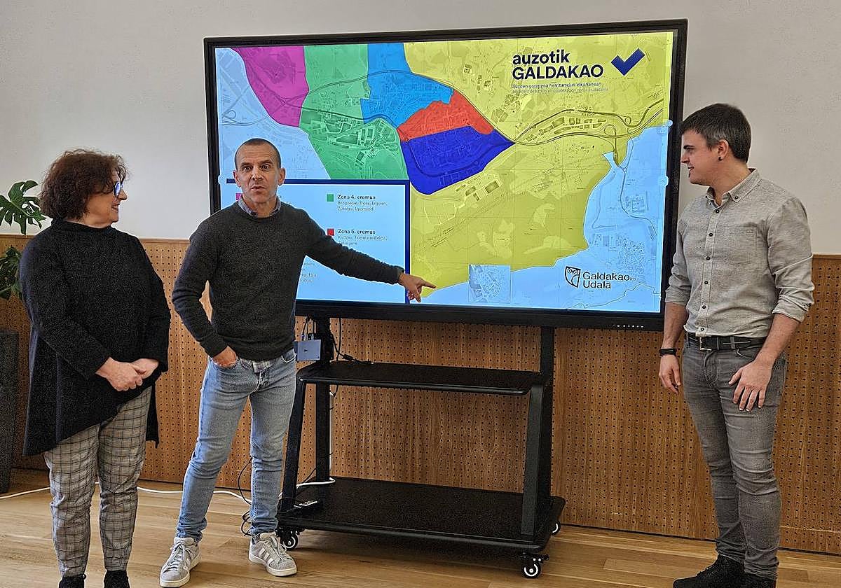 Unai Amezaga explica el proyecto 'Auzotik Galdakao' junto al alcalde Iñigo Hernando y la concejala de Participación, Maite Arandi.