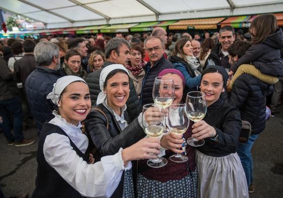 Brindis por la nueva cosecha de txakoli.