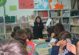 Un grupo de niños y niñas participa en una actividad didáctica paar fomentar la lectura en la biblioteca de Gernika.